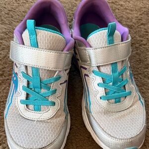 Kids Saucony 5.5 extra wide, Silver Athletic Sneakers with Teal Accents